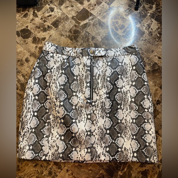 ⭐️Blashe size Large fake snake skin print skirt/Worn once. Buttons/zipper - Picture 2 of 9